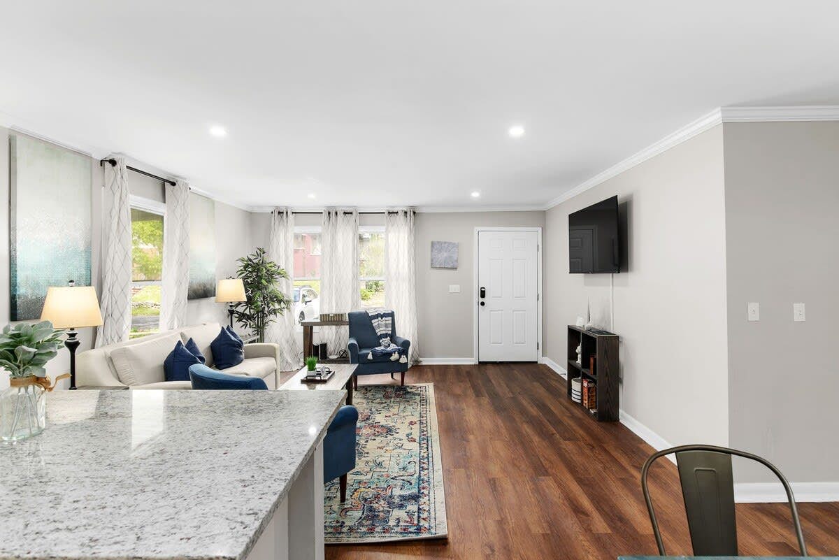 21st Street Evergreen Charm