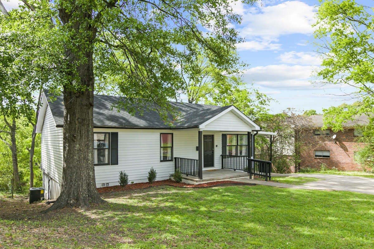 21st Street Evergreen Charm