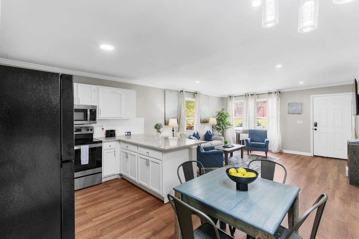 21st Street Evergreen Charm