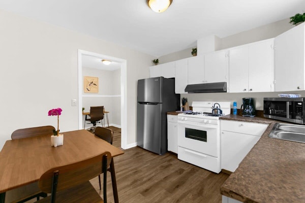 Mins to Hospital, Airport, & Dining- Rooms on Rose