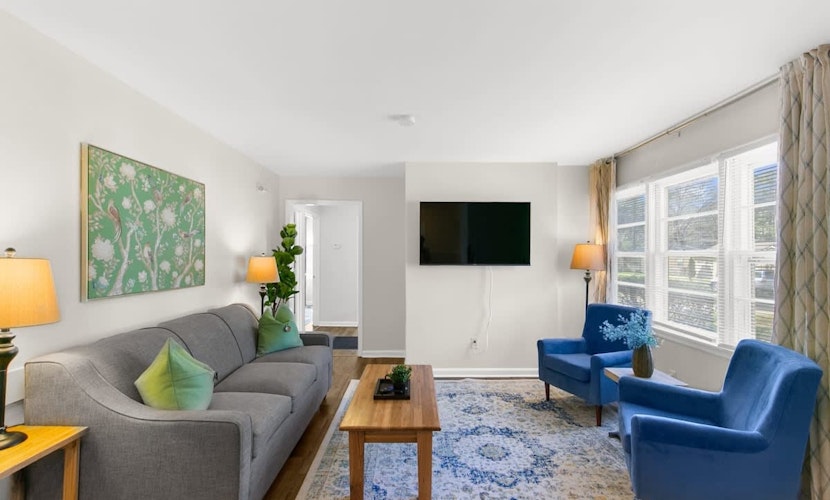 Mins to Hospital, Airport, & Dining- Rooms on Rose