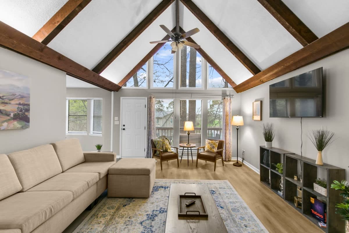 Mins to Airport-Pool- Lake View-Newly Renovated!