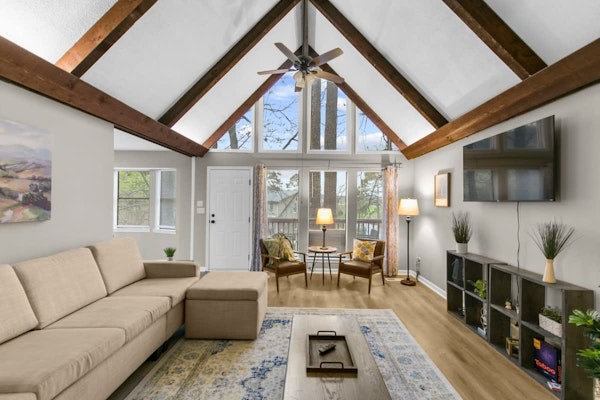 Mins to Airport-Pool- Lake View-Newly Renovated!