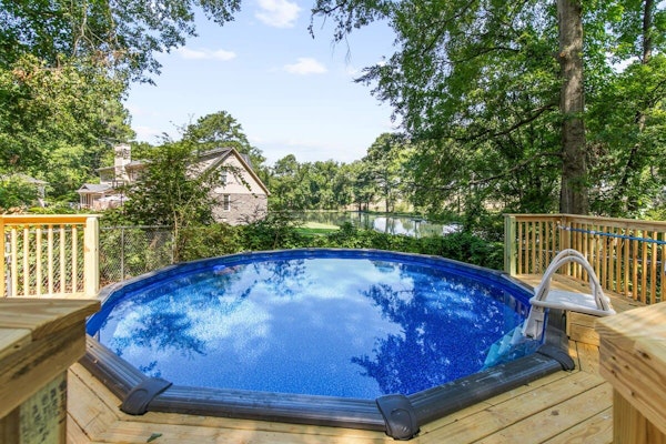 Mins to Airport-Pool- Lake View-Newly Renovated!