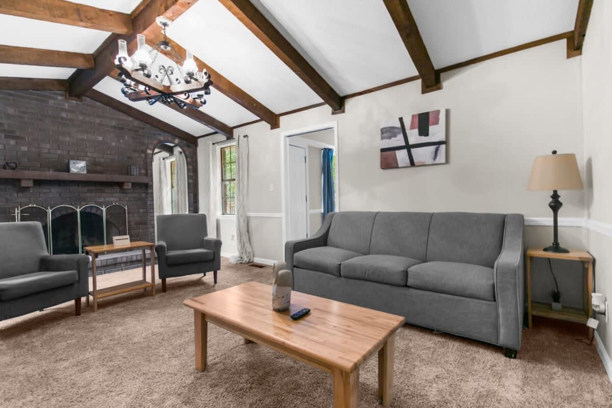 Pool & Two Kitchens! Family Friendly in Forestdale