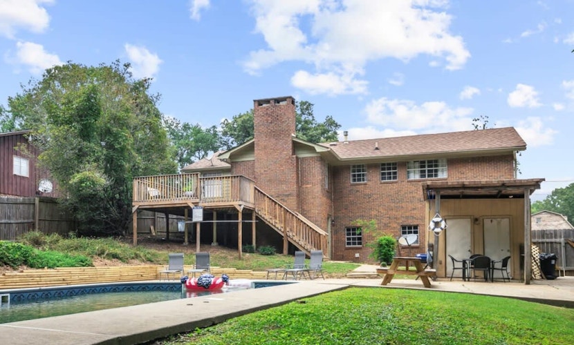 Pool & Two Kitchens! Family Friendly in Forestdale