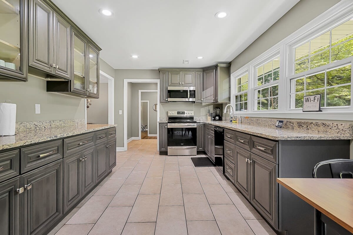 Mins to Oakwood U! Pool House- American Retreat