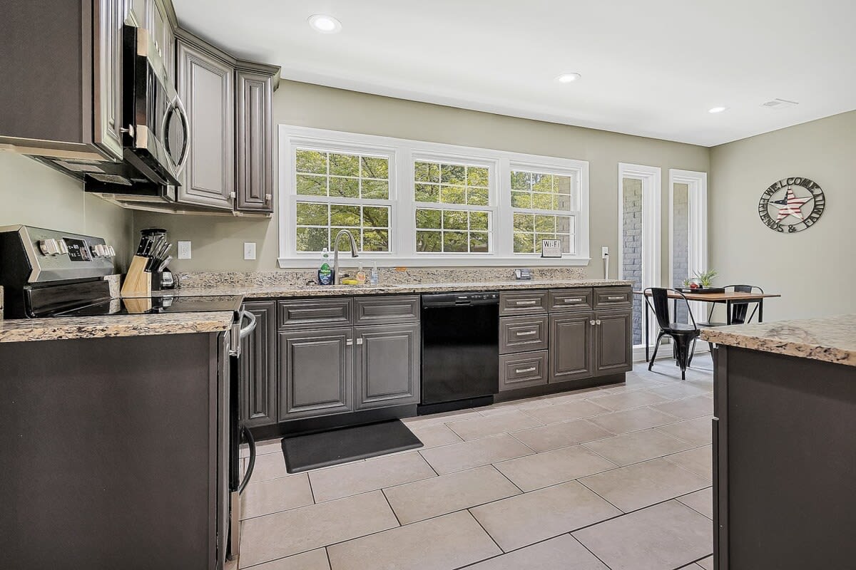 2 Units - Near Dwtn & Arsenal - American Oasis