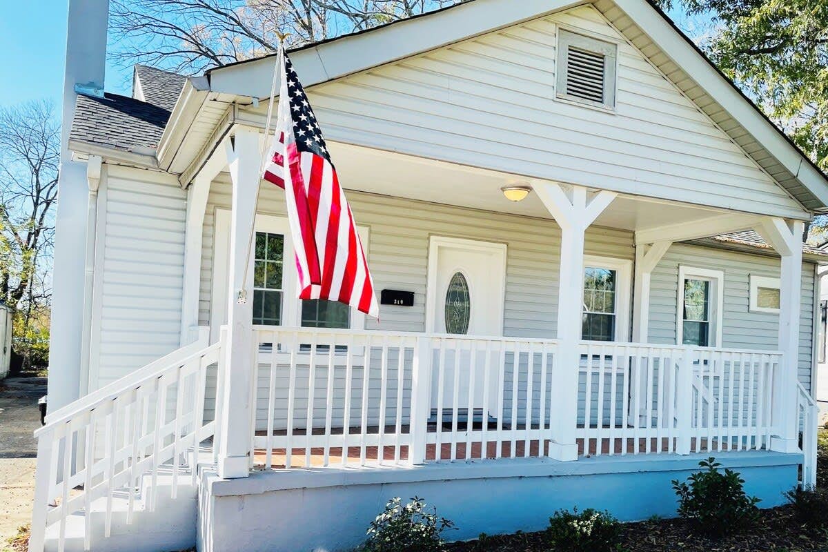 83rd Street Comfy Cottage