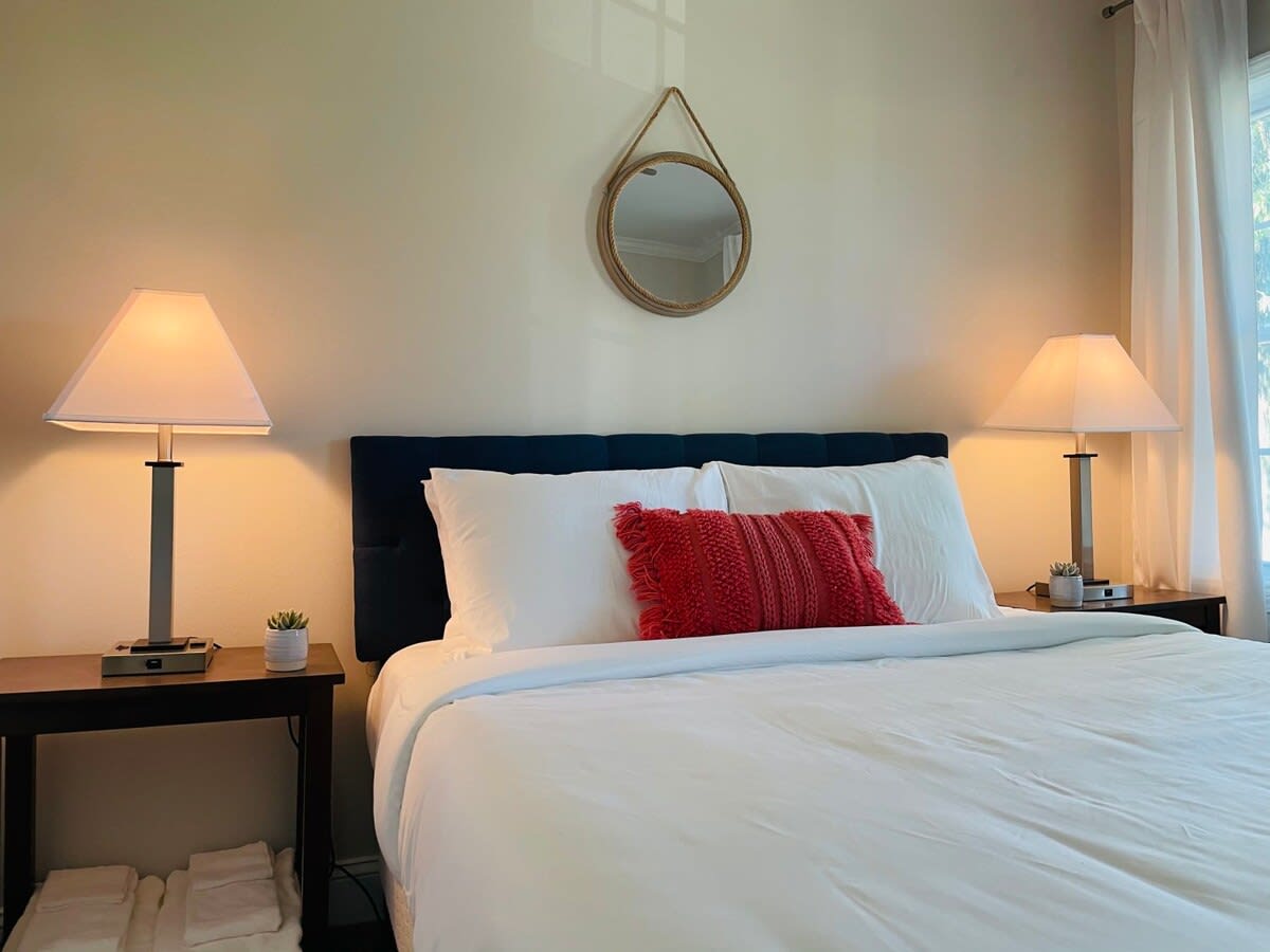 Large, Renovated On E. Lake Park! Comfy Cottage