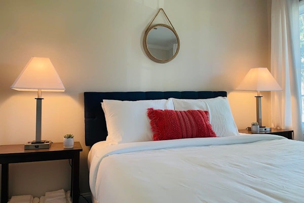 Large, Renovated On E. Lake Park! Comfy Cottage