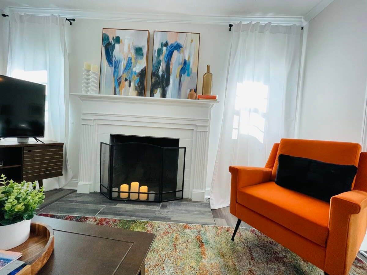 Large, Renovated On E. Lake Park! Comfy Cottage