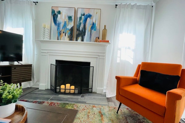 Large, Renovated On E. Lake Park! Comfy Cottage