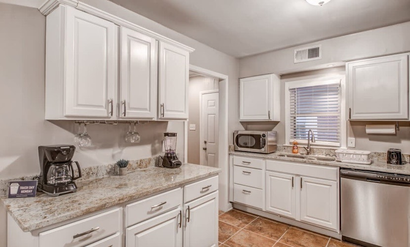 Near Parks, Zoo, & Downtown! Colonial Acres Abode