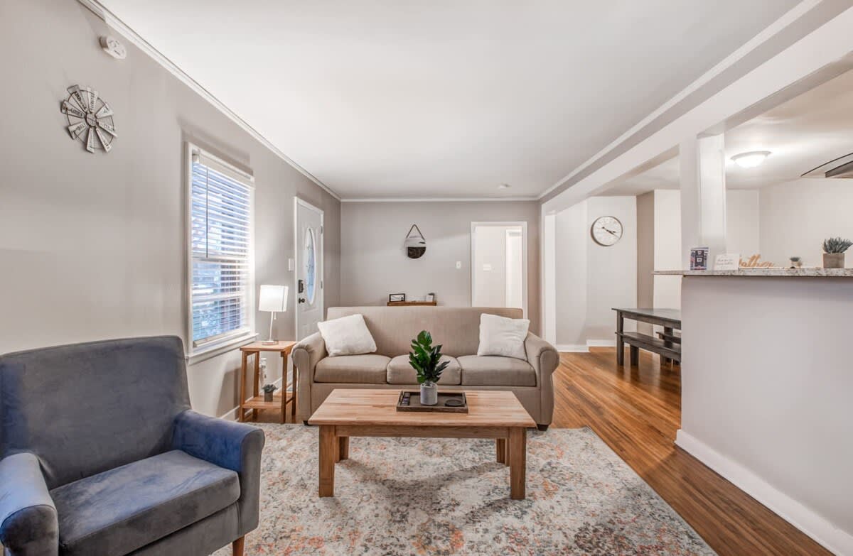 Near Parks, Zoo, & Downtown! Colonial Acres Abode