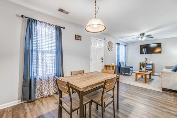 5 Min to Downtown & Hospital - Bluff City Bungalow