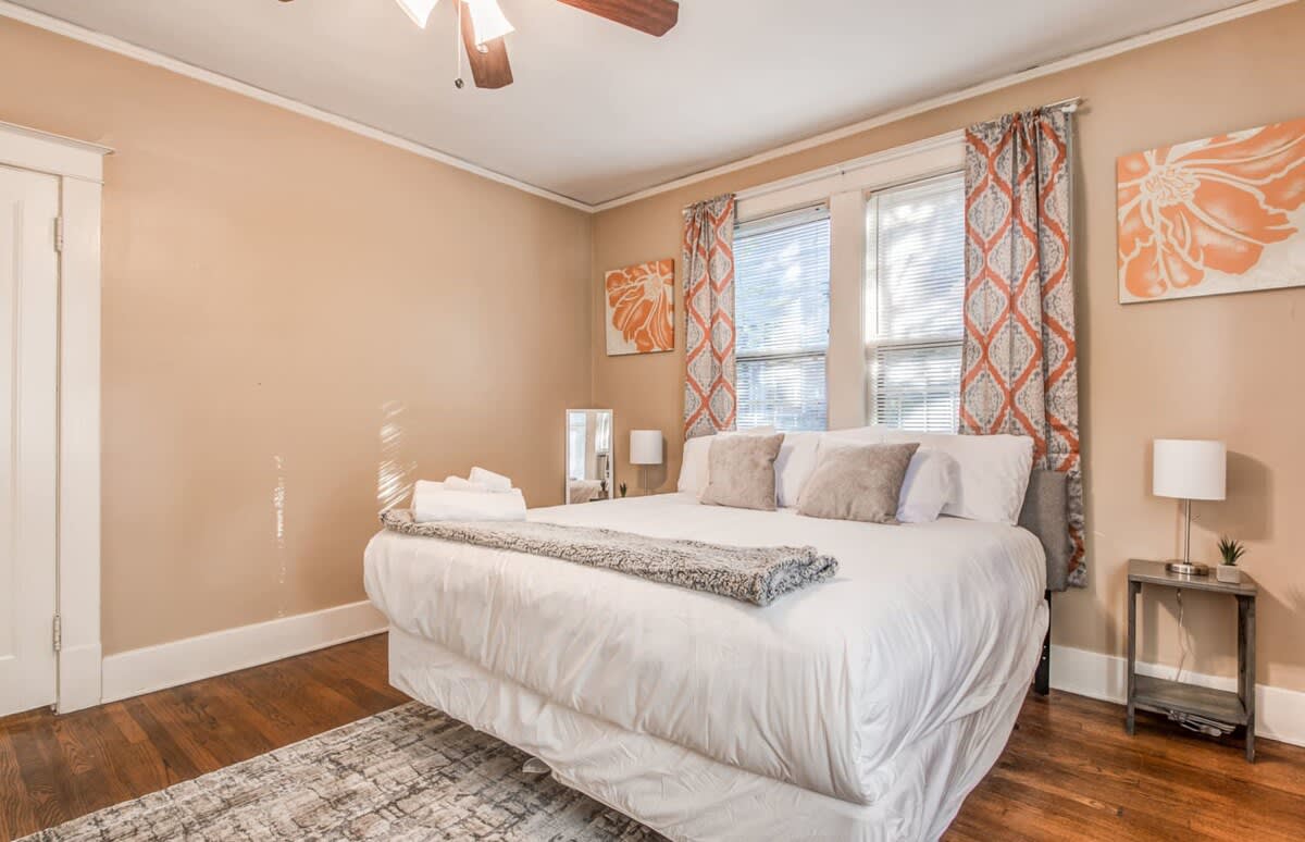 Mins to Downtown, Bottom Unit - Bluemoon Bungalow