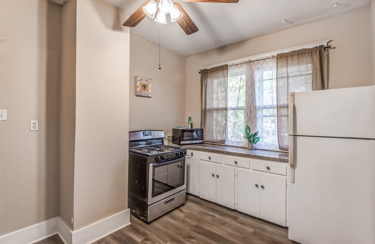 Beautiful Brick Patio, Top Unit- Bluemoon Bungalow