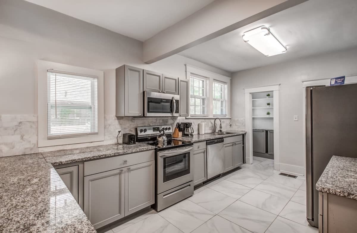 Near Rhodes College & Downtown! The Rolling Stone