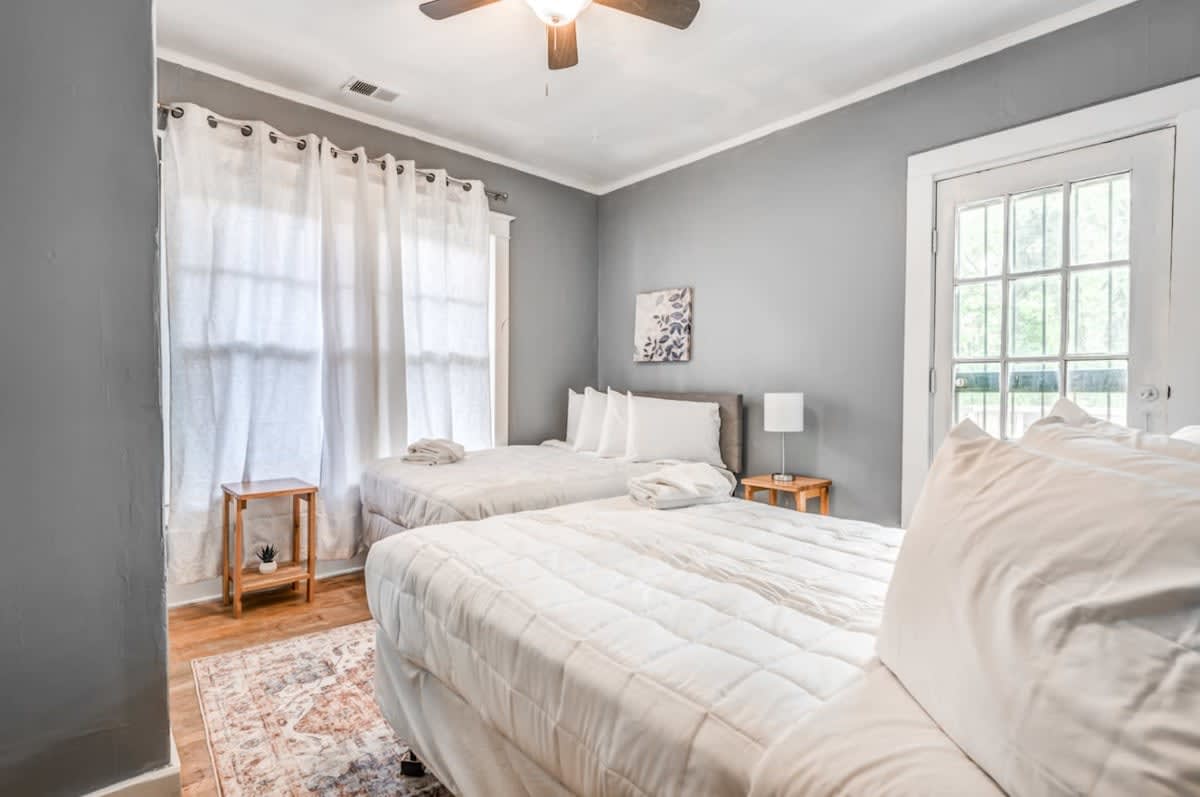 10 Min to U of Memphis-Rozelle Retreat Both Units