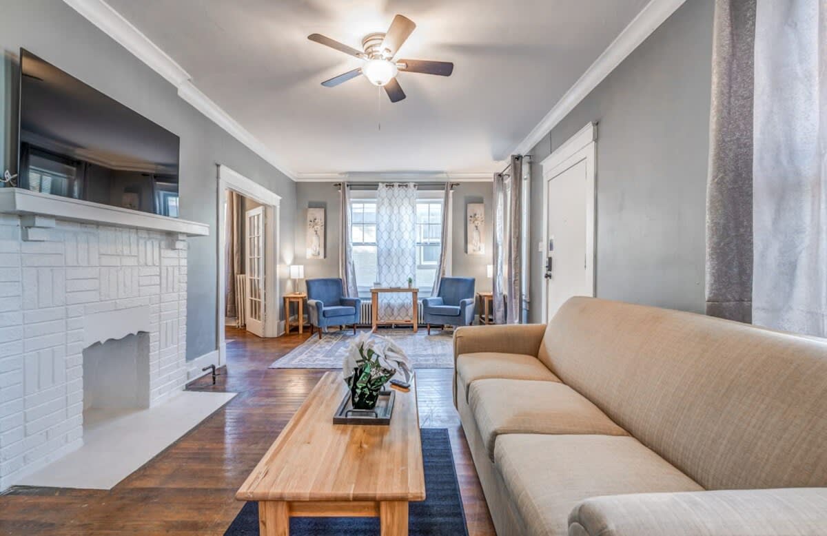 10 Min to U of Memphis-Rozelle Retreat Both Units