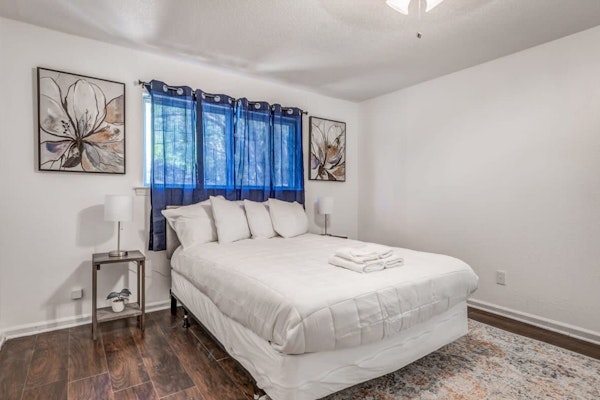 Near Dining, Shopping, Parks! Tranquil Fox Trails