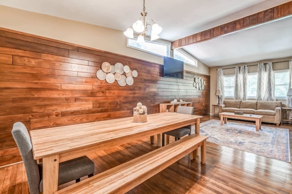 Near Dining, Shopping, Parks! McCorkle Maison