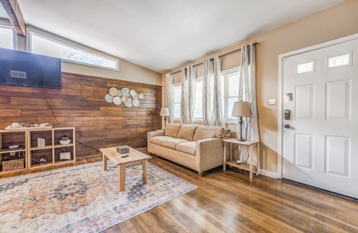 Near Dining, Shopping, Parks! McCorkle Maison