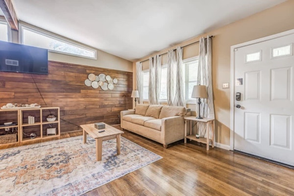 Near Dining, Shopping, Parks! McCorkle Maison