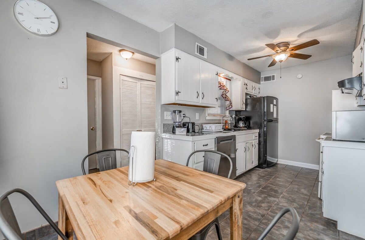 Brick Bungalow - Mins from Parks