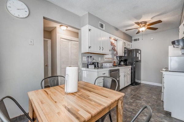 Brick Bungalow - Mins from Parks