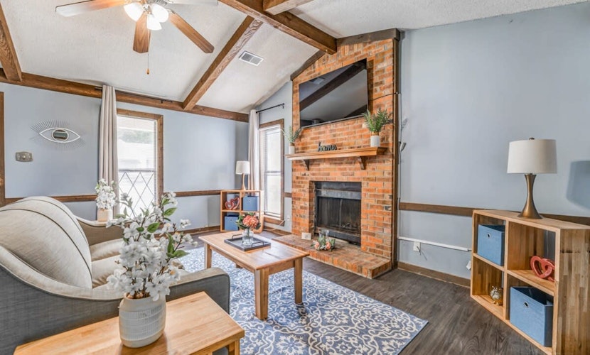 Near Dining & MEM - Hickory Hill Home