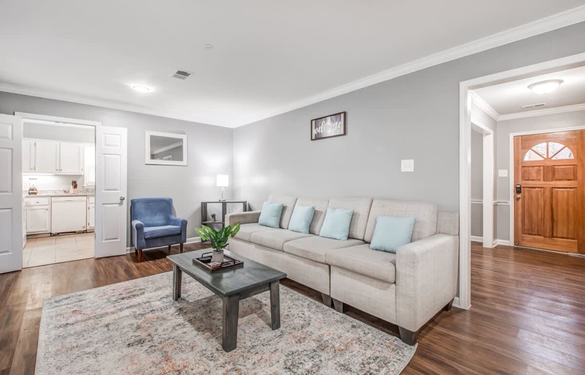 Cozy Patio, Mins to Downtown! Cordova Colonial