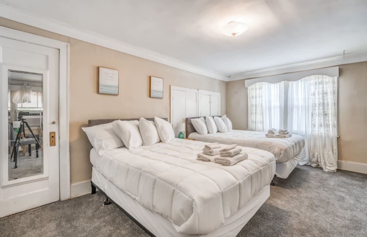 Near Shopping & Dining- Magic in Midtown- Unit A