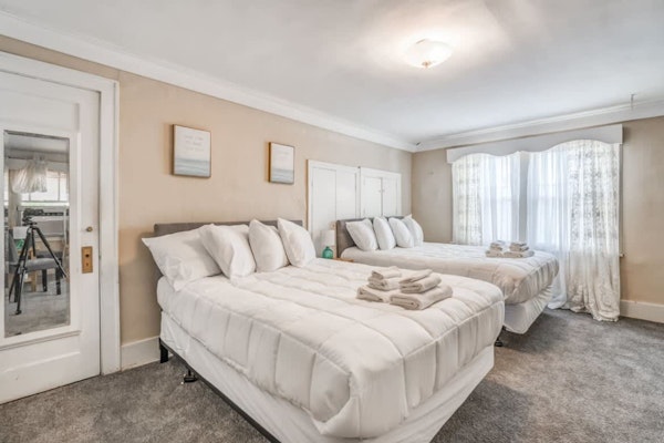 Near Shopping & Dining- Magic in Midtown- Unit A