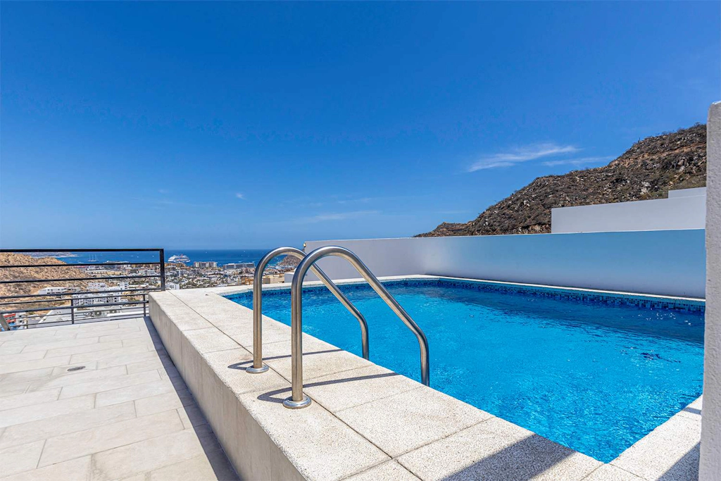 Cozy 2BR Condo with Rooftop Pool - BBQ