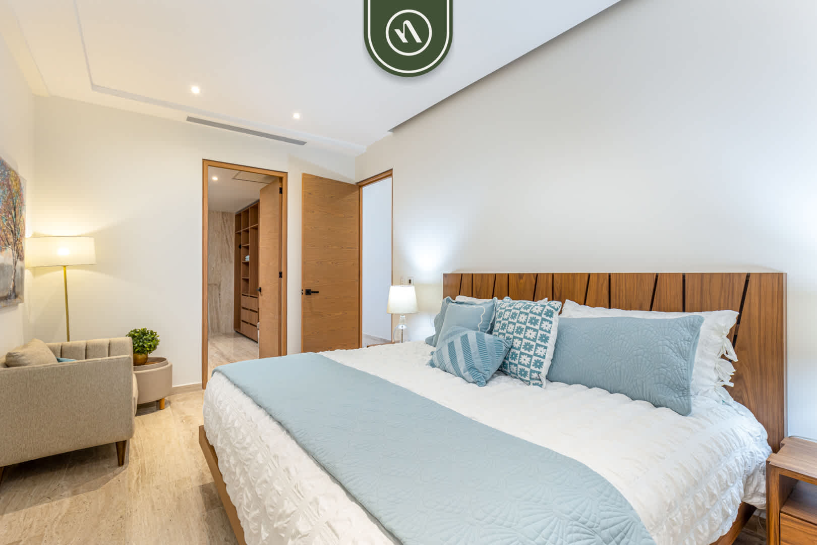 Luxury 2 BR Condo - Oceanview Pool - Gym