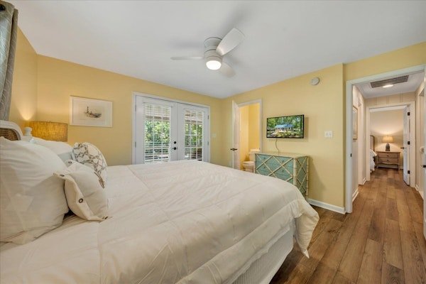 Lake Reflections - Lakefront with private dock, & Fire pit