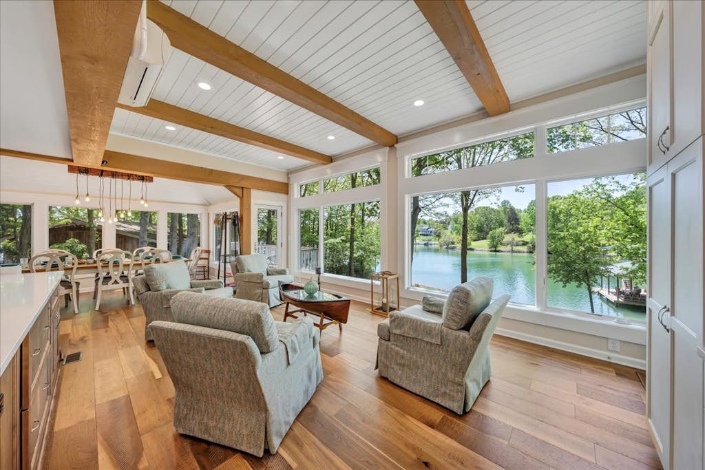 Lake Grace - Lakefront, Private Dock & Hot Tub