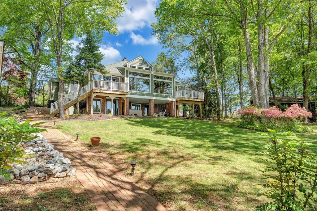 Lake Grace - Lakefront, Private Dock & Hot Tub