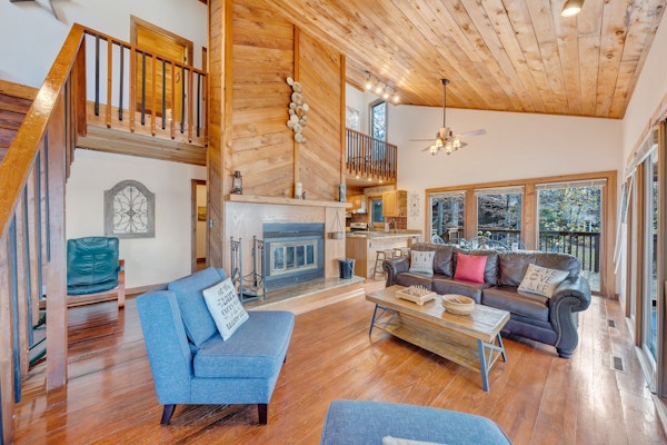 Lakeside Lodge - Lakefront home with private dock & hot tub