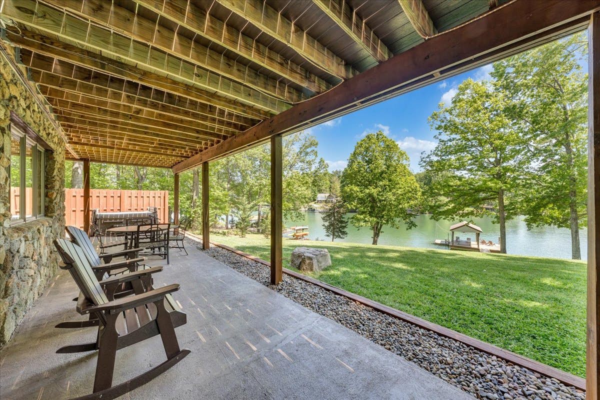 LAKE Sunrise Retreat