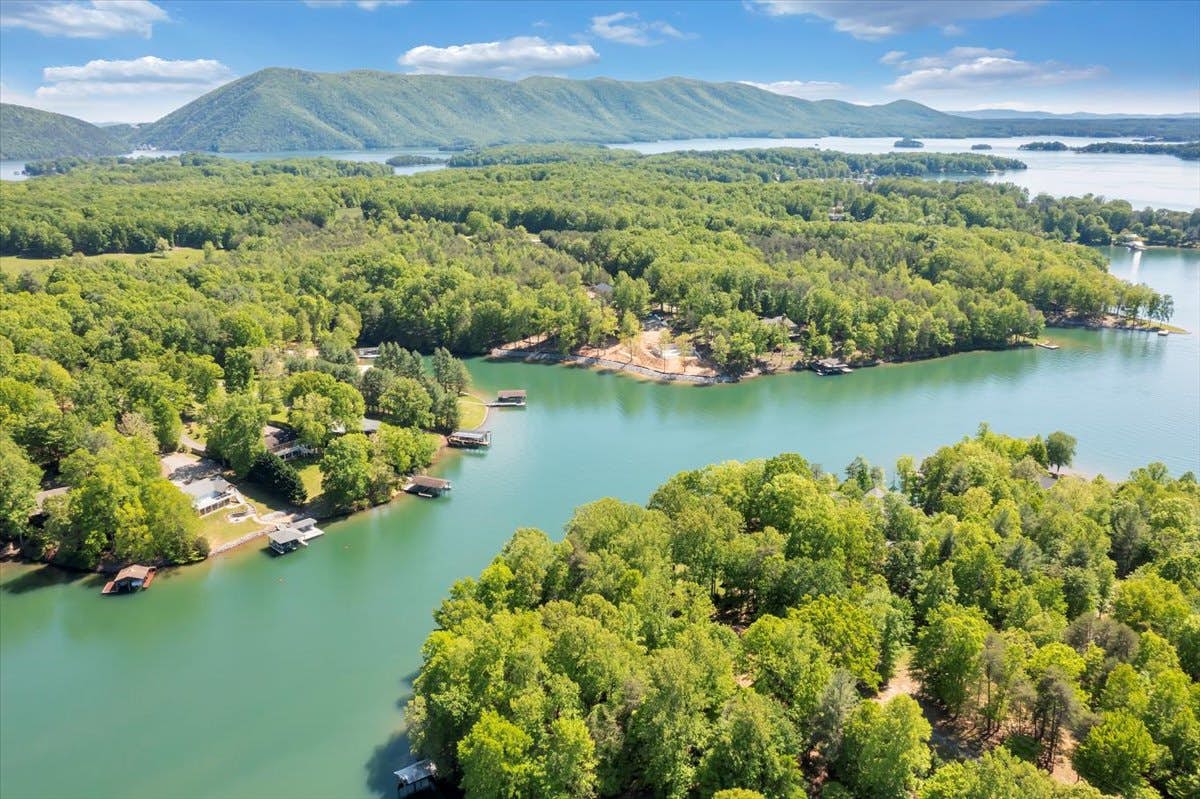 LAKE Sunrise Retreat