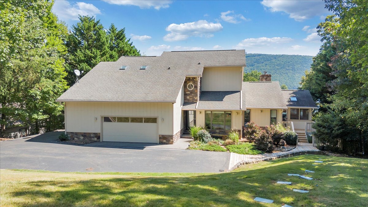 Lake Allure - Private Dock, Indoor Pool, and Hot Tub