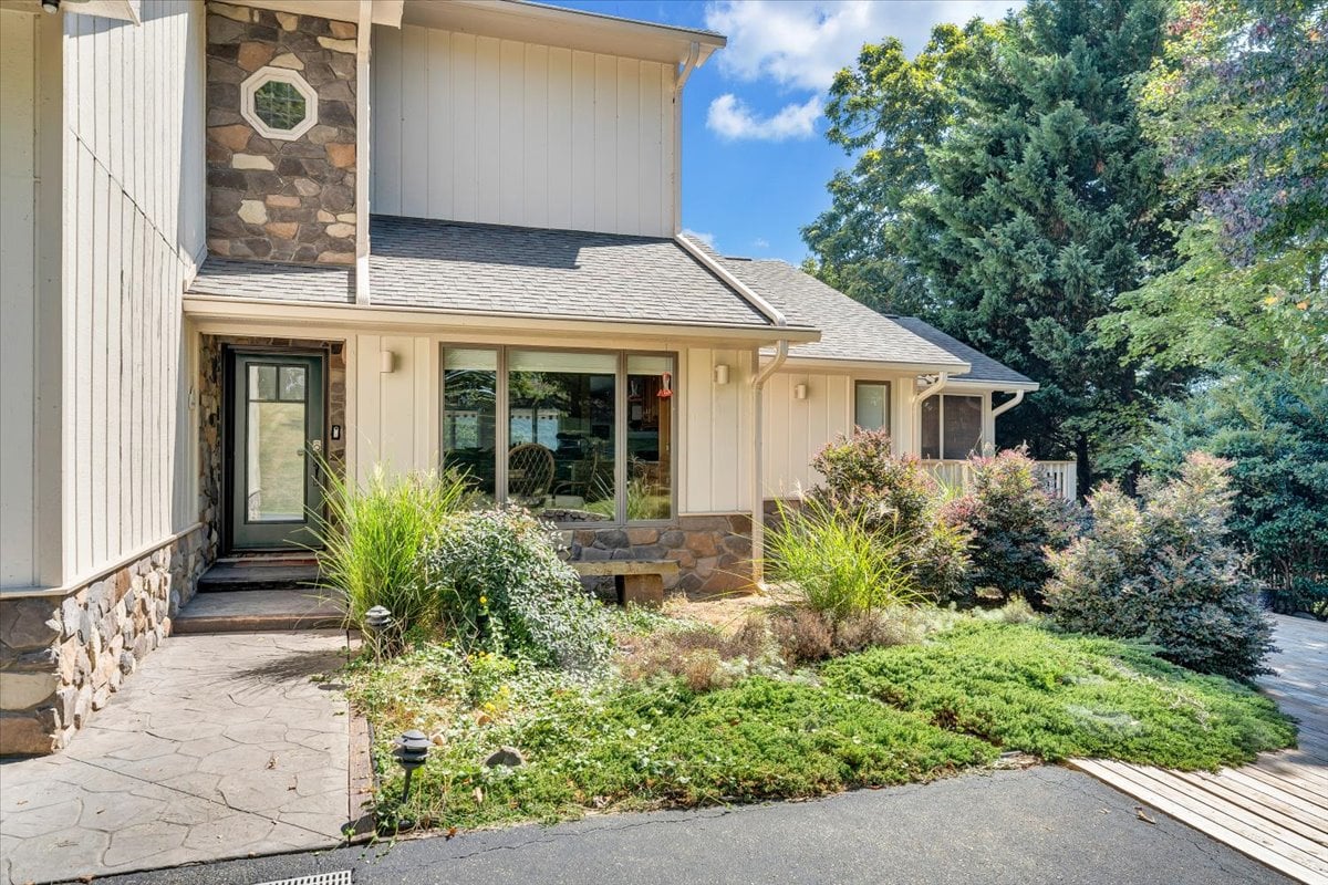 Lake Allure - Private Dock, Indoor Pool, and Hot Tub