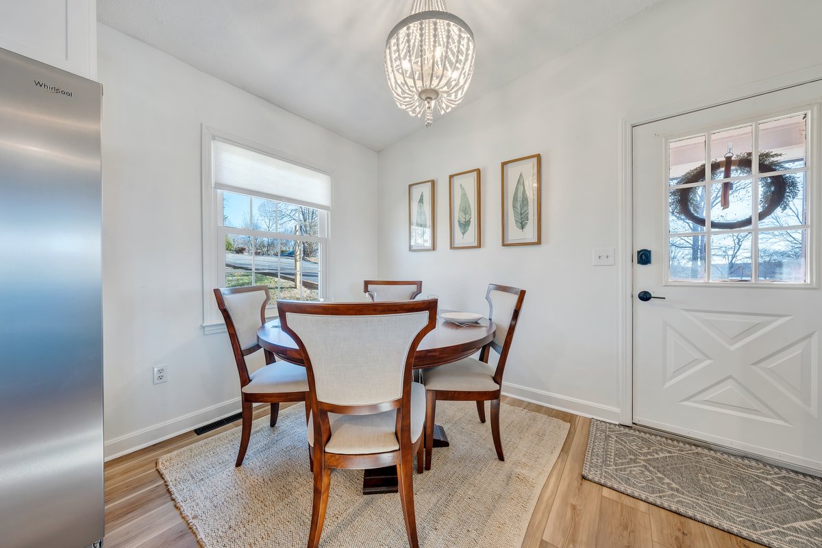 Lake Breeze - Private Dock and Hot tub