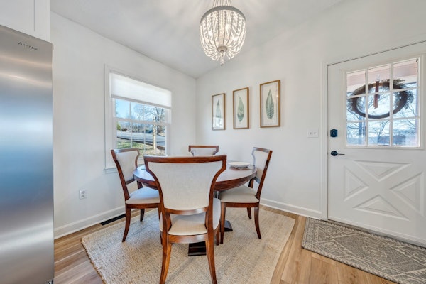 Lake Breeze - Private Dock and Hot tub