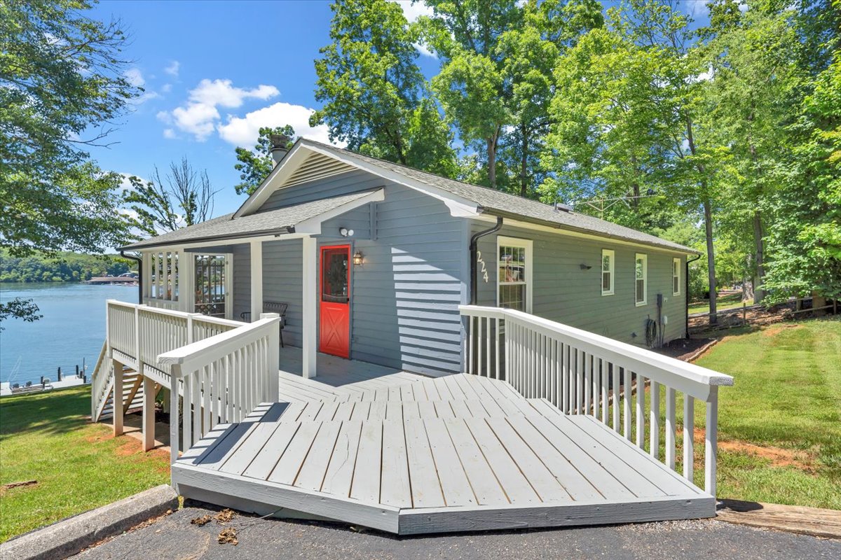 Lake Breeze - Private Dock and Hot tub