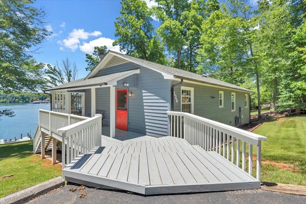Lake Breeze - Private Dock and Hot tub