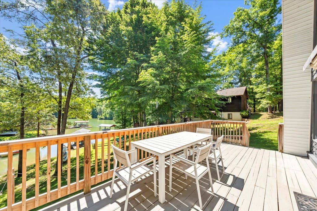 Chez At At - Lake Front & Private Dock